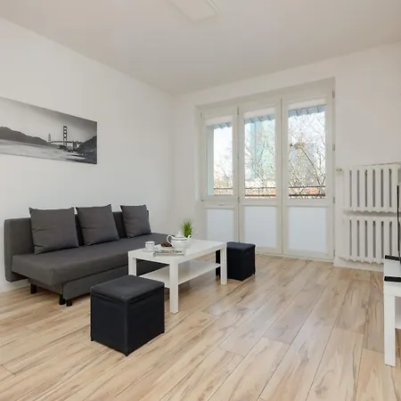 Bright And Quiet Studio With Balcony In The Center Of By Renters