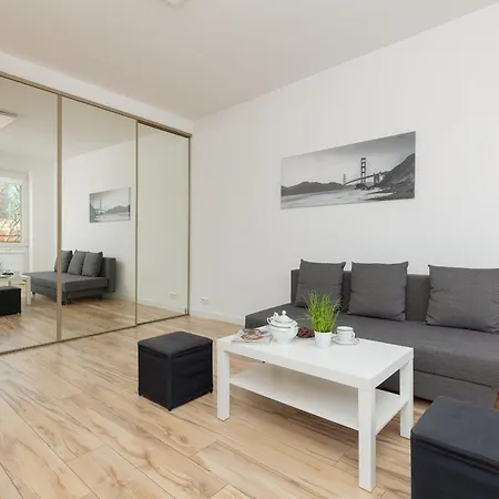 Bright And Quiet Studio With Balcony In The Center Of By Renters 公寓