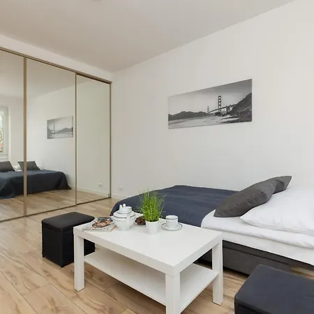 Bright And Quiet Studio With Balcony In The Center Of By Renters 公寓